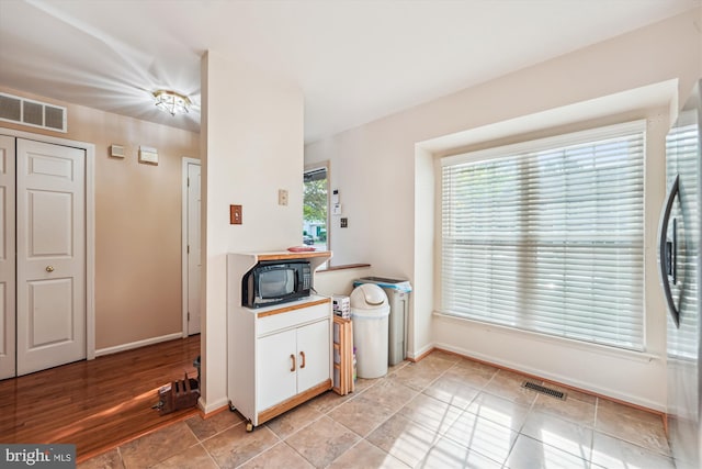 10048 Quiet Brook Ln, Clinton, MD 20735 - kitchen featuring black microwave, baseboards, and visible vents