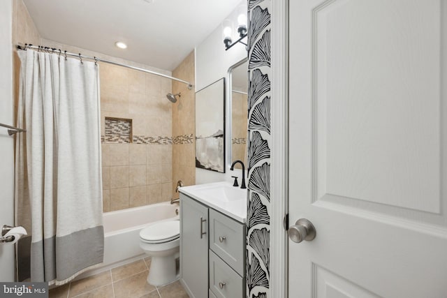 full bath featuring tile patterned flooring, shower / tub combo with curtain, vanity, toilet, and recessed lighting