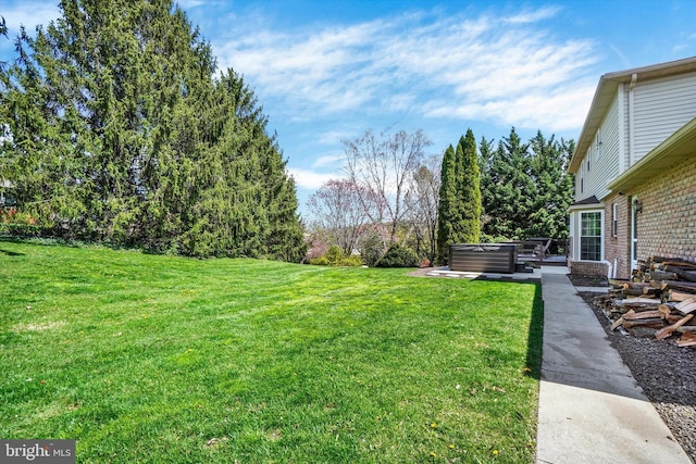 view of yard featuring a hot tub