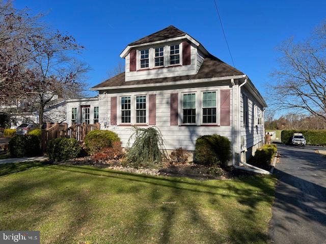 view of front of property featuring a front lawn