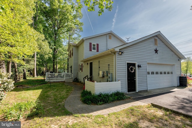 traditional-style house featuring driveway and a front yard