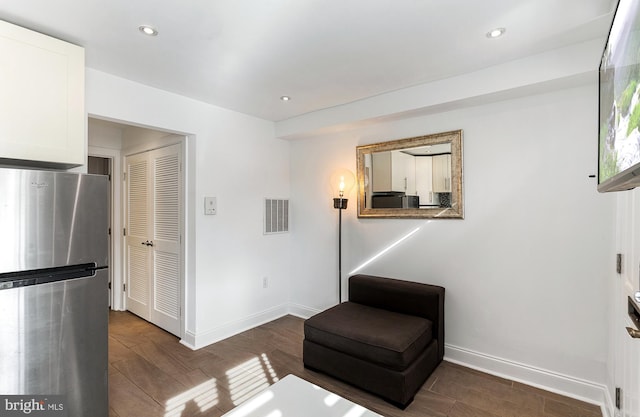 living area featuring recessed lighting, baseboards, visible vents, and wood finished floors
