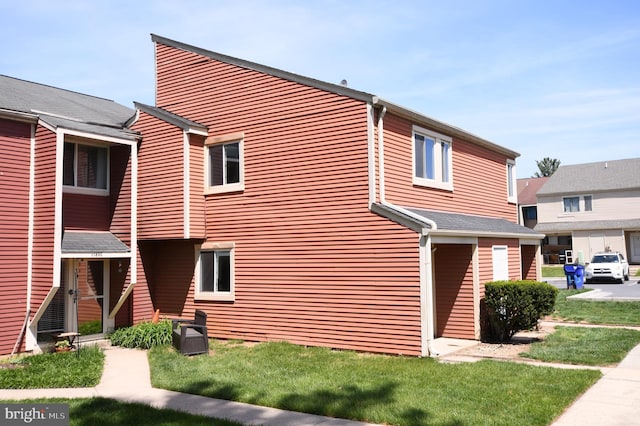 view of side of property featuring a yard