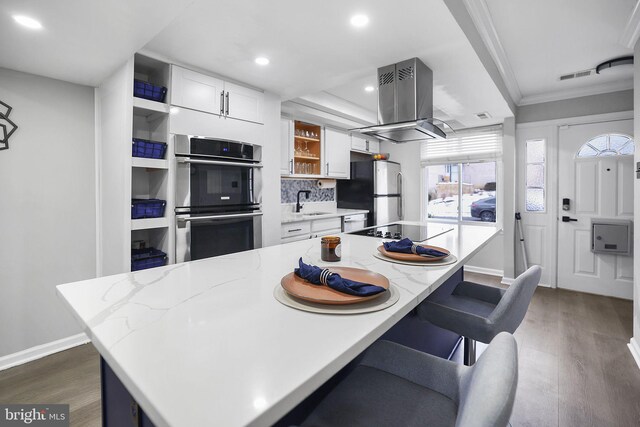 kitchen with baseboards, dark wood-style flooring, and appliances with stainless steel finishes