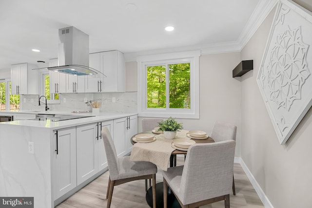 dining area featuring crown molding, baseboards, recessed lighting, and light wood-style flooring