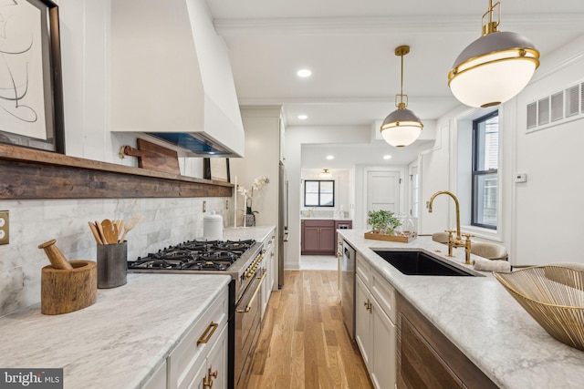 213 Morris St, Philadelphia, PA 19148 - kitchen with visible vents, tasteful backsplash, a sink, light wood finished floors, and stainless steel appliances