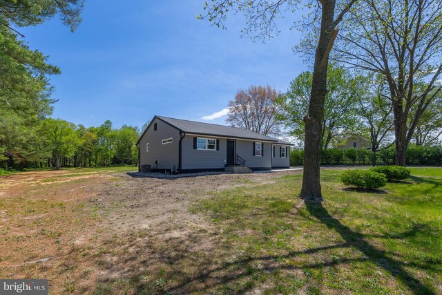 single story home featuring a front lawn