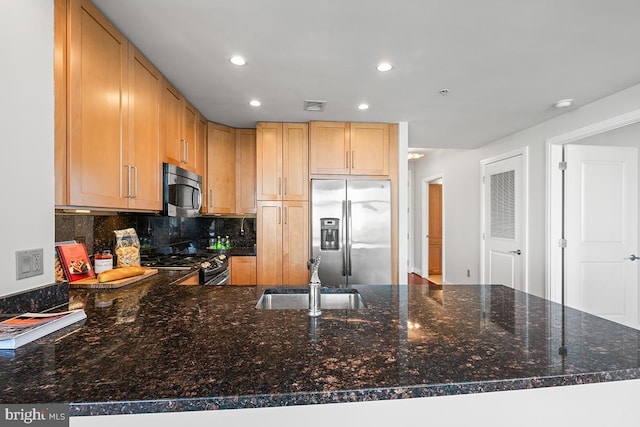 kitchen featuring visible vents, recessed lighting, a sink, appliances with stainless steel finishes, and backsplash
