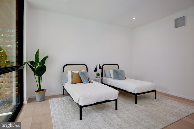 living area featuring recessed lighting, baseboards, visible vents, and wood finished floors
