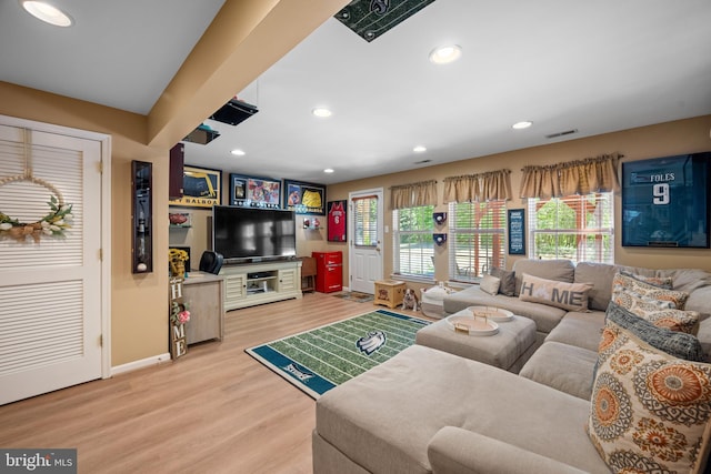 living area featuring recessed lighting, baseboards, wood finished floors, and visible vents