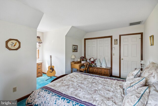 carpeted bedroom featuring baseboards and a closet