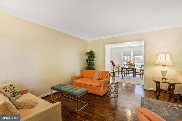 living area with crown molding, baseboards, vaulted ceiling, and dark wood-type flooring