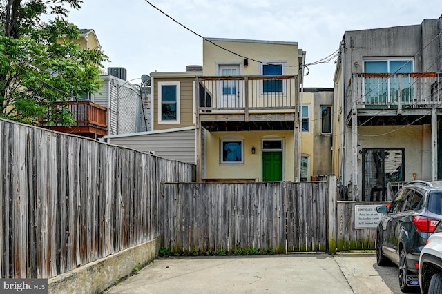 136 W Ostend St, Baltimore, MD 21230 - back of property featuring a balcony and stucco siding