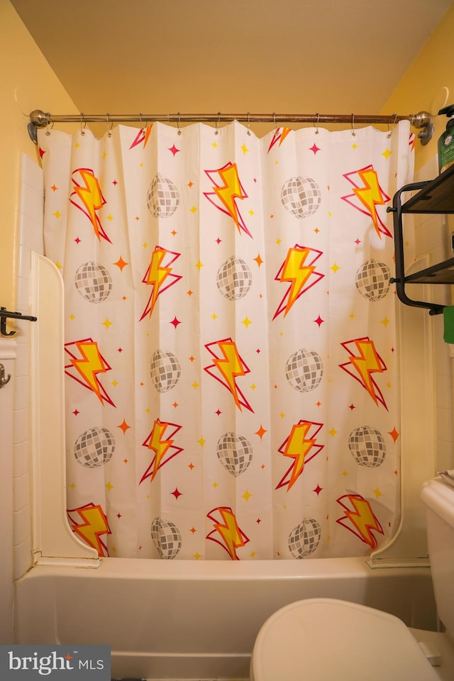 full bathroom with shower / bathtub combination with curtain and toilet