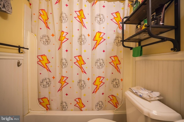 full bathroom featuring toilet and shower / bath combo