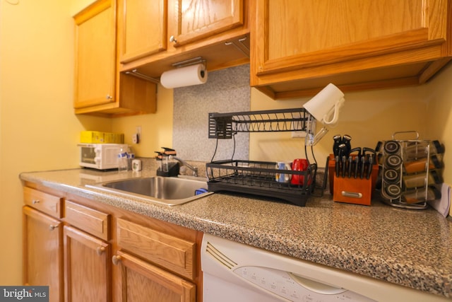 kitchen with a sink, backsplash, and white appliances