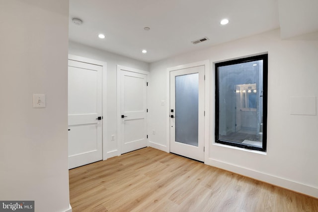 foyer featuring visible vents, recessed lighting, light wood-style flooring, and baseboards