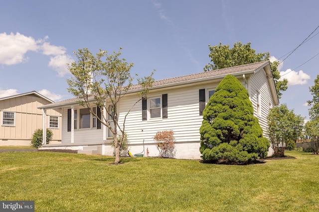 view of front facade with a front lawn