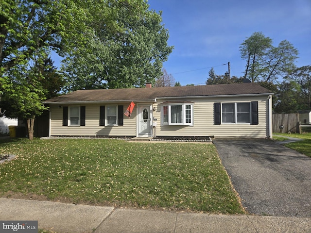 view of front of house with driveway and a front yard