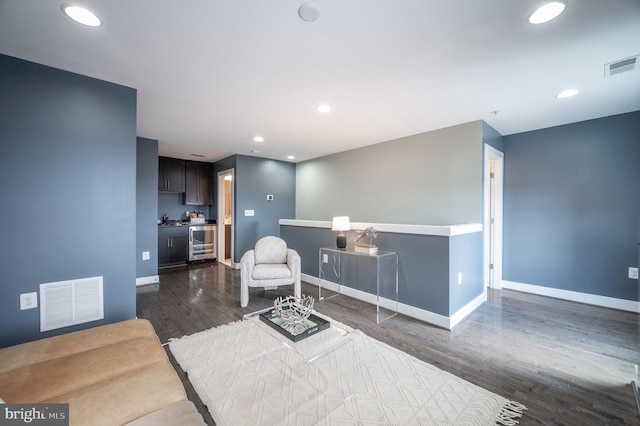 living area with recessed lighting, baseboards, dark wood finished floors, and visible vents