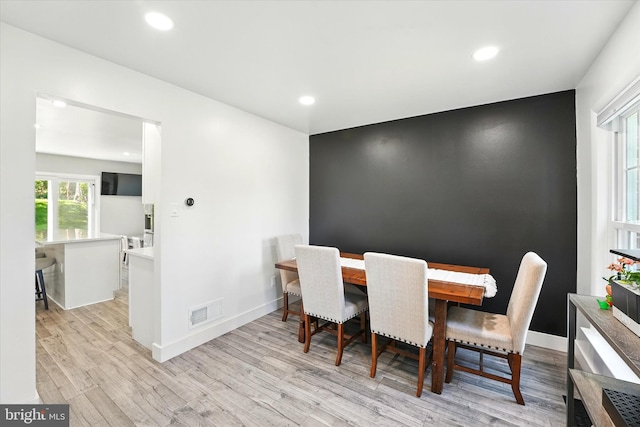 dining space featuring recessed lighting, baseboards, visible vents, and light wood finished floors