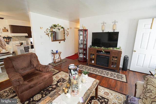 435 N St, Milford, DE 19963 - living area featuring wood finished floors