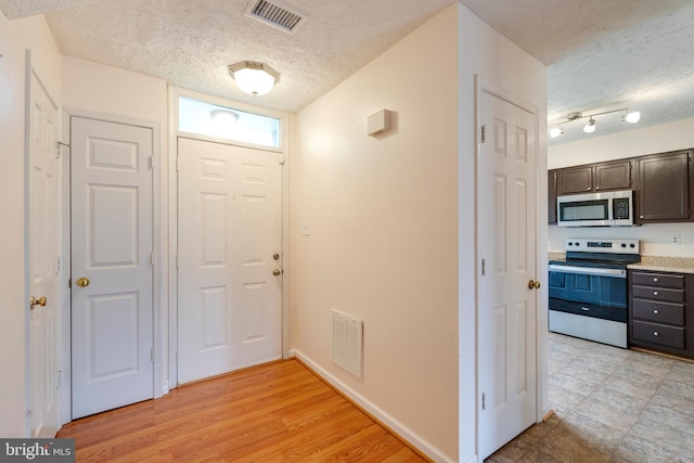 13830 Lord Fairfax Pl, Upper Marlboro, MD 20772 - foyer featuring a textured ceiling and baseboards