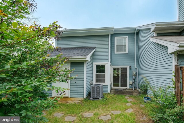 13830 Lord Fairfax Pl, Upper Marlboro, MD 20772 - rear view of house featuring central air condition unit