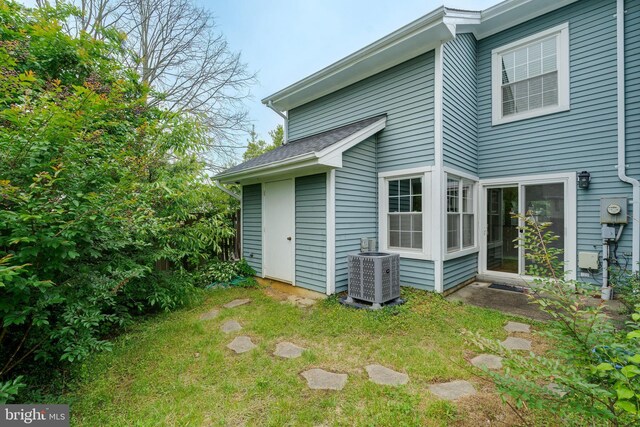 13830 Lord Fairfax Pl, Upper Marlboro, MD 20772 - rear view of house with cooling unit and a yard