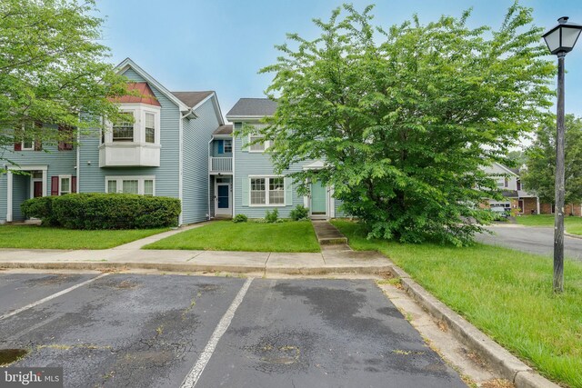 13830 Lord Fairfax Pl, Upper Marlboro, MD 20772 - view of front of property with uncovered parking and a front lawn