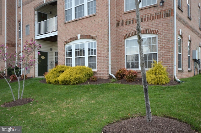 exterior space with a yard