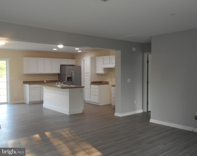 6271 Solomons Cir, Hurlock, MD 21643 - kitchen with stainless steel fridge, baseboards, a center island with sink, dark wood-style floors, and recessed lighting