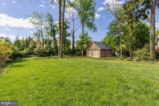 view of green lawn featuring an outdoor structure