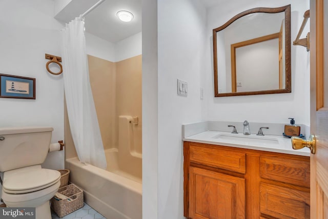bathroom with vanity, toilet, and shower / tub combo with curtain