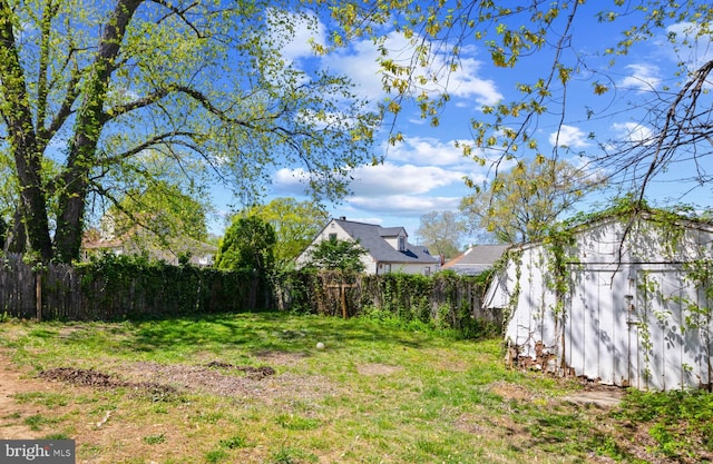 view of yard featuring an outbuilding