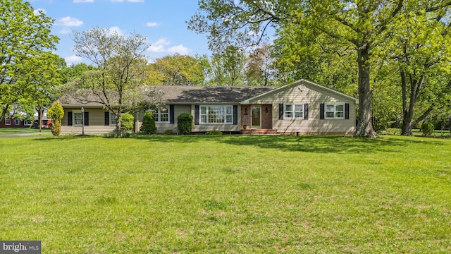 ranch-style home featuring a front lawn