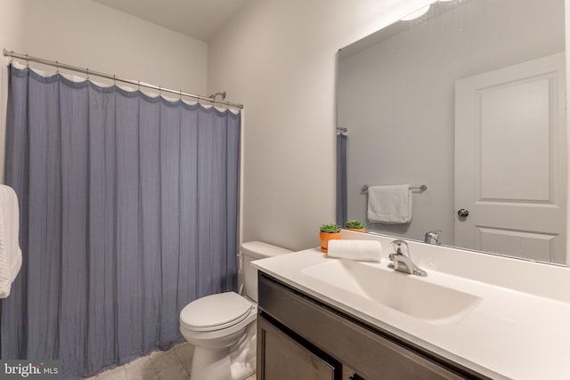 full bath featuring vanity, a shower with shower curtain, and toilet