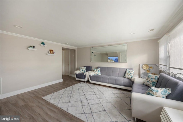 living area with visible vents, wood finished floors, baseboards, ornamental molding, and recessed lighting