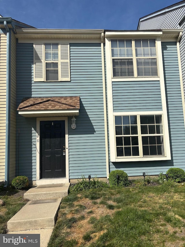 townhome / multi-family property with a front yard
