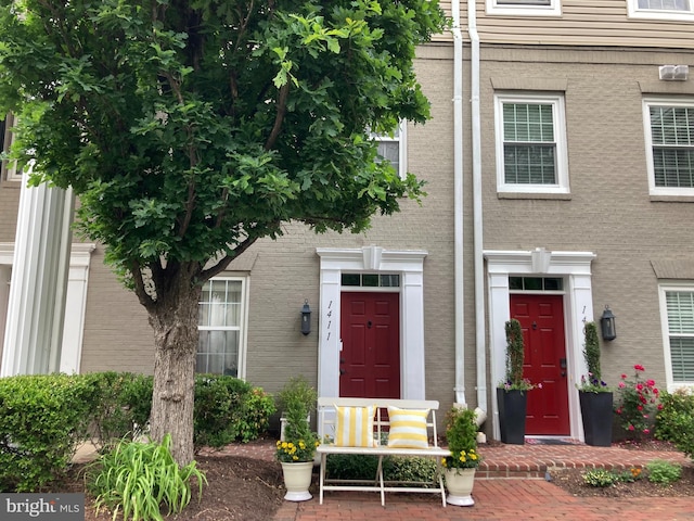 view of front facade featuring brick siding