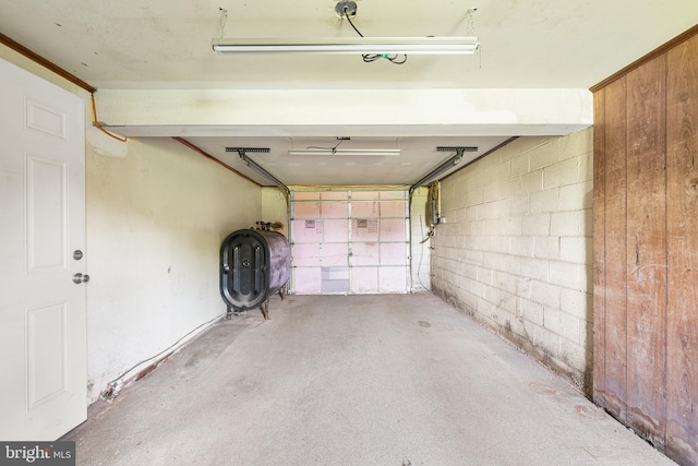 garage featuring concrete block wall