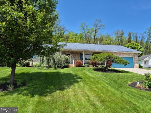 289 Cornfield Cir, Lewistown, PA 17044 - view of front of house featuring a garage, a front lawn, and driveway