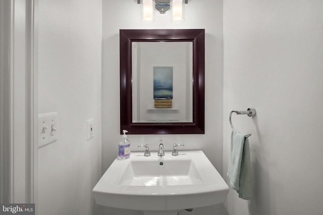 bathroom featuring a sink