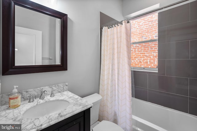 full bath with vanity, toilet, plenty of natural light, and shower / tub combo with curtain