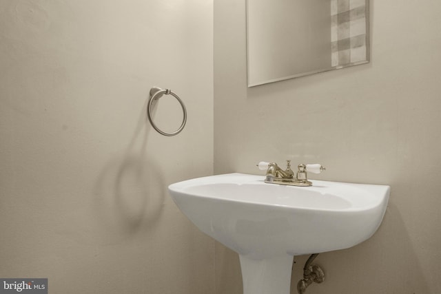 bathroom featuring a sink