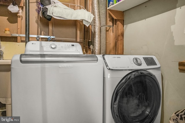 12714 Harborview Ct, Woodbridge, VA 22192 - clothes washing area with laundry area and washing machine and dryer