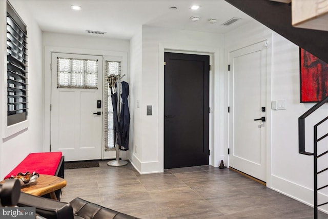 foyer with visible vents, recessed lighting, and baseboards