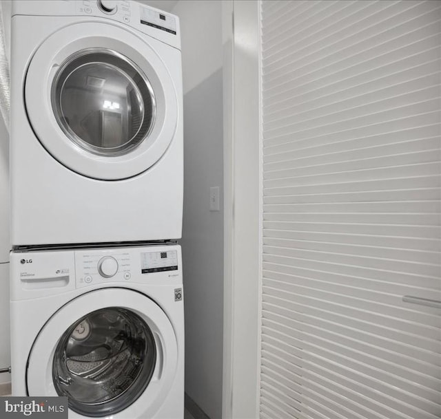 923 V St NW Unit 602, Washington, DC 20001 - laundry room with stacked washing machine and dryer