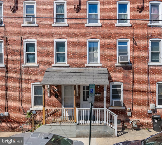 view of front facade with brick siding