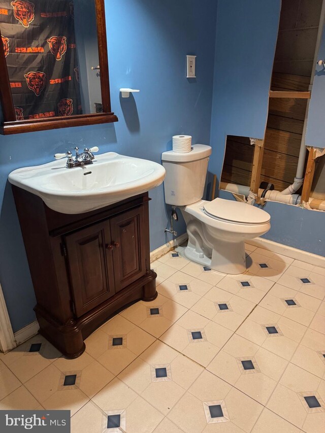 603 Leuckel Ave, Hamilton, NJ 08619 - bathroom featuring toilet, baseboards, tile patterned flooring, and vanity